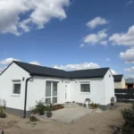 L alakú könnyűszerkezetes családi ház Kecskeméten, az Iskola soron - nappali + 2 szoba